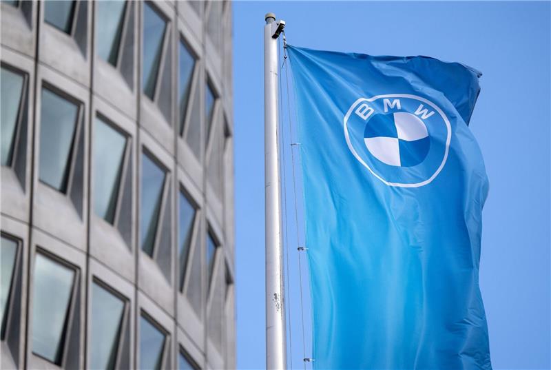 BMW sieht Elektro- und Luxusautos als Wachstumstreiber Eine Fahne mit dem BMW-Logo vor der Firmenzentrale in München. Der Automobilhersteller legt neue Quartalszahlen vor.
