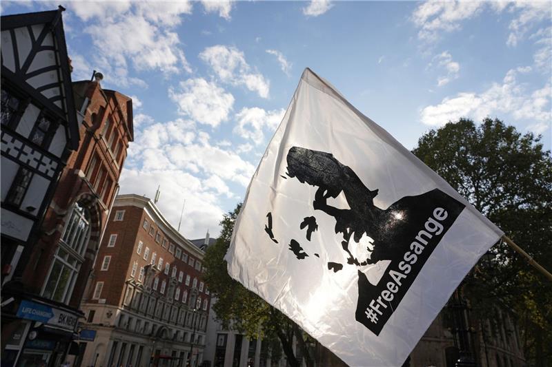 UN-Expertin besorgt um Assange: mögliche Folter in den USA Eine Fahne mit dem Konterfei von Julian Assange wird bei einer Demonstration vor dem Royal Courts of Justice in London geschwenkt.