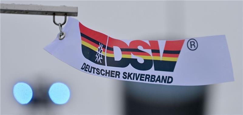 Eine Fahne mit dem Logo des Deutschen Ski-Verbandes (DSV) weht im Wind.