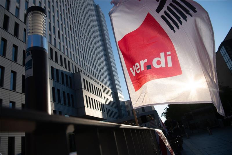 Warnstreik bringt am Freitag Busse und Bahnen zum Stehen Eine Fahne von Verdi weht bei einem Warnstreik.