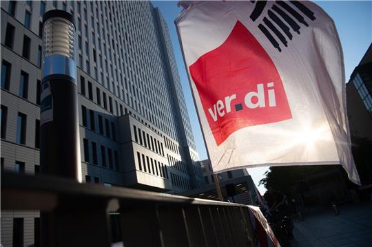 Eine Fahne von Verdi weht bei einem Warnstreik.