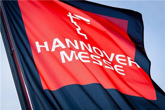 Eine Fahne zur Hannover Messe weht auf dem Messegelände. Unter dem Leitthema «Industrial Transformation - Making the Difference» findet die Hannover Messe vom 17. bis 21. April statt.
