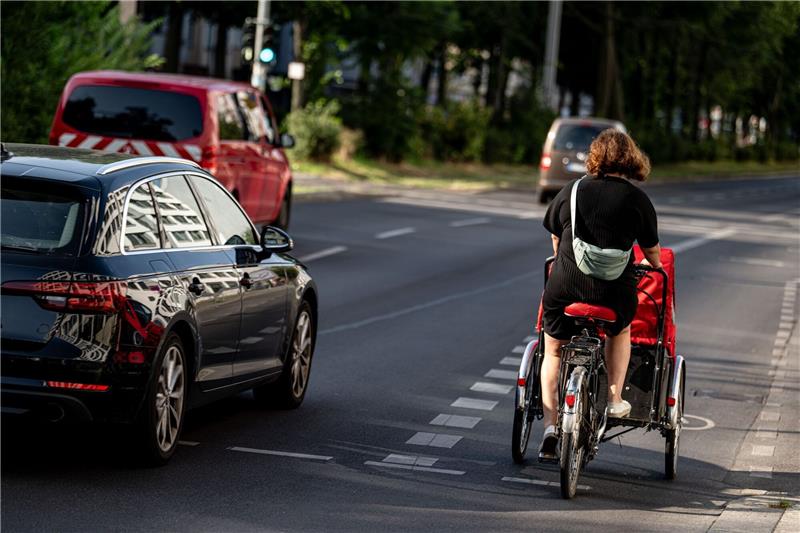 Sturz mit Lastenrad: Forscher fordern Sicherheit für Kinder Eine Fahrradfahrerin fährt mit einem Lastenfahrrad. Diese werden oft für den Transport von Kindern benutzt.