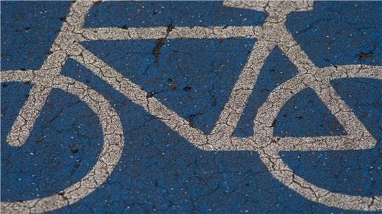 Eine Fahrradfahrerin wurde in Varel von einem Lkw erfasst und tödlich verletzt. (Symbolbild)