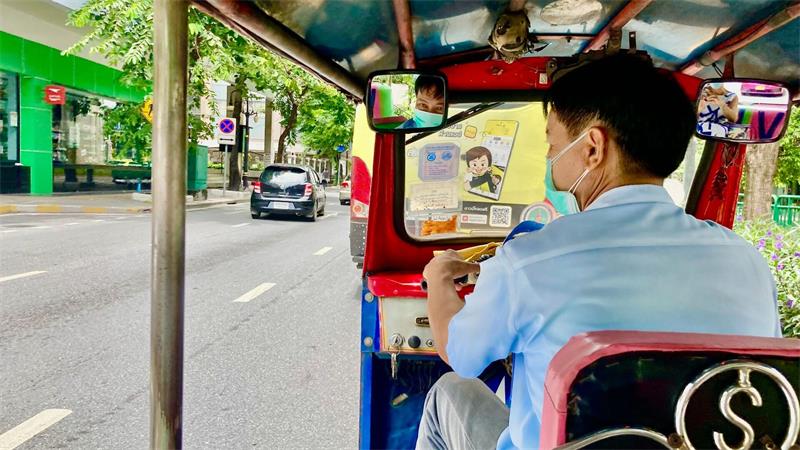 Knatternde Legende: Bangkoks Tuk-Tuks vor dem Aus? Eine Fahrt durch Bangkok mit dem warmen Fahrtwind im Haar ist eine beliebte Touristenattraktion.