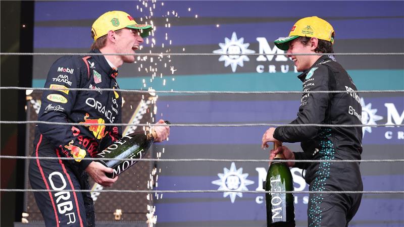 Eine Fahrt von Max Verstappen (l) für den Titel Weltmeister der Herzen. 