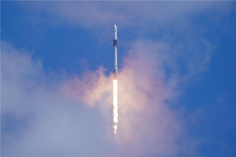 Eine «Falcon 9-Rakete» der Firma SpaceX und die «Dragon-Kapsel» heben mit einer multinationalen Besatzung vom Kennedy Space Center in Cape Canaveral ab.