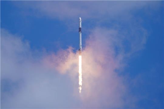 Eine «Falcon 9-Rakete» der Firma SpaceX und die «Dragon-Kapsel» heben mit einer multinationalen Besatzung von vier Astronauten vom Launch Complex «39-A» in Cape Canaveral ab.