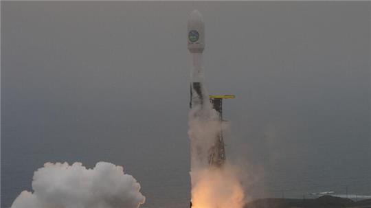 Eine Falcon-9-Rakete des US-Raumfahrtkonzerns SpaceX hebt mit dem Erdbeobachtungssatelliten „Earthcare“ an Bord  ab.