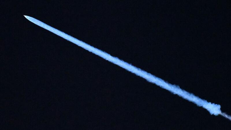 US-Luftfahrtbehörde stoppt weitere Starts von SpaceX-Raketen Eine Falcon-9-Rakete mit Satelliten an Bord (Archivbild).
