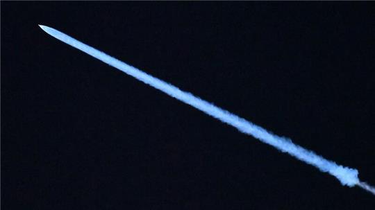 Eine Falcon-9-Rakete mit Satelliten an Bord (Archivbild).