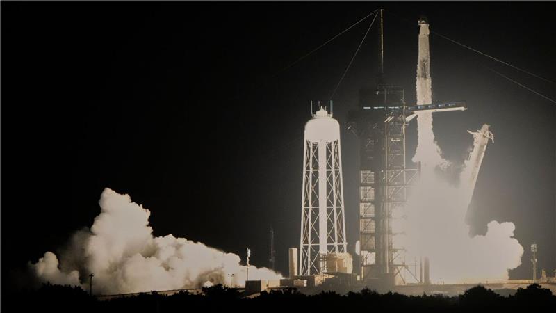 Das Foto zeigt eine Rakete der US-Firma SpaceX beim Start in Cape Canaveral.