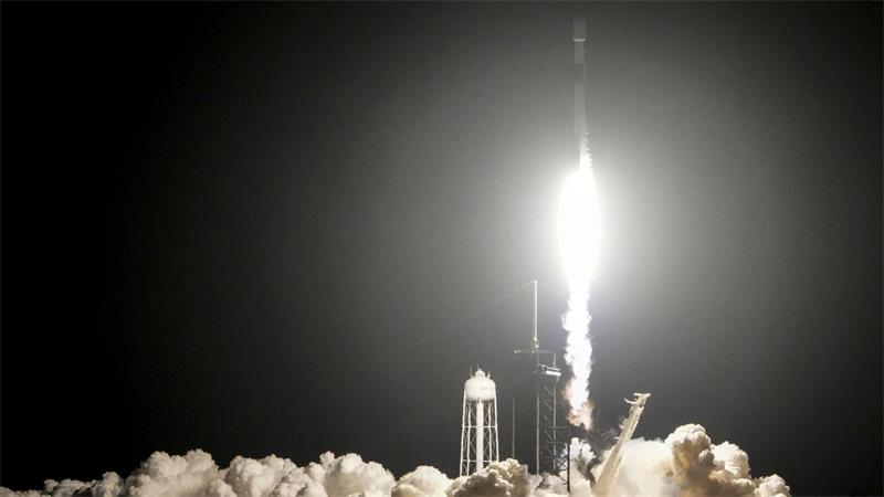 Schlug Teil von SpaceX-Rakete ungeplant auf dem Mond ein? Eine „Falcon 9“-Rakete von SpaceX hob am 15. Januar 2025 mit zwei Mondlandern an Bord ab. (Archivbild)