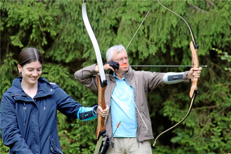 3D-Bogensport-Parcours: Seit einem Jahr fliegen Pfeile Eine Familie aus Braunschweig, die ihren Urlaub im Harz verbringt, probiert sich auf der Anlage an der K 38 aus. Fotos: Knoke