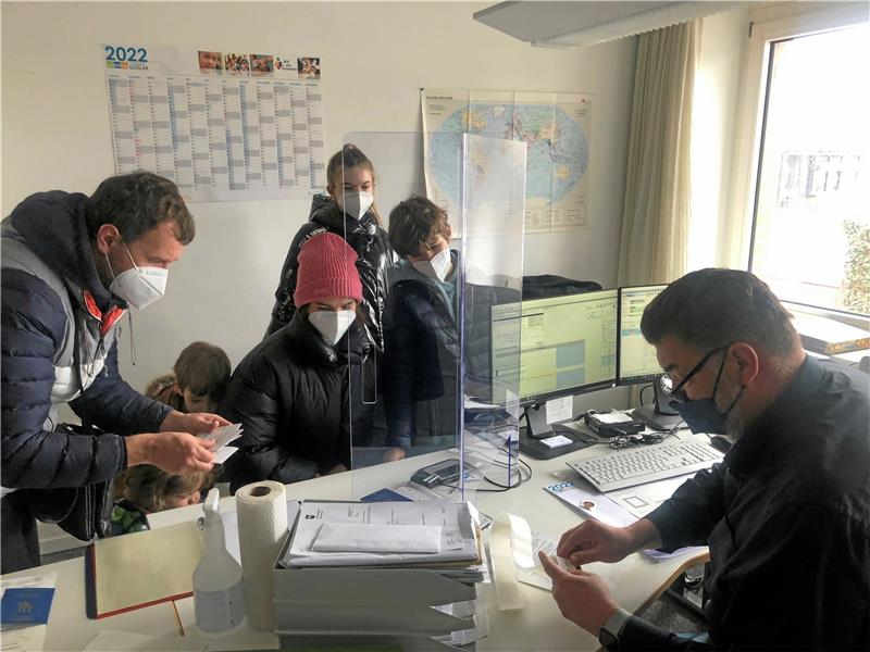 Eine Familie aus der Ukraine erhält im April dieses Jahres in der Kreisverwaltung Goslar Aufenthaltsgenehmigungen.  Archivfotos: Stade