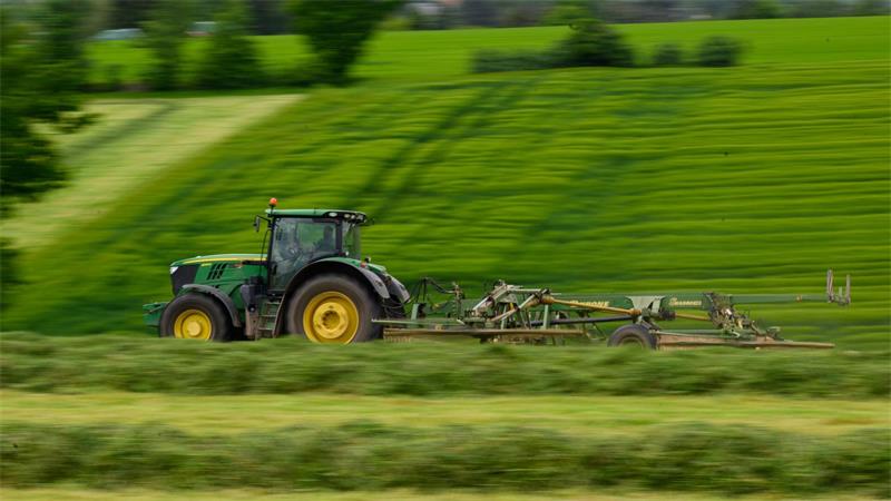Eine Familie verunglückt mit einem Traktor auf einem Feld im Landkreis Wesermarsch. (Symbolbild)