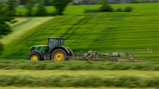 Eine Familie verunglückt mit einem Traktor auf einem Feld im Landkreis Wesermarsch. (Symbolbild)