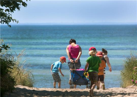 Eine Familie zieht an den Strand von Timmendorf auf der Insel Poel. Foto: dpa