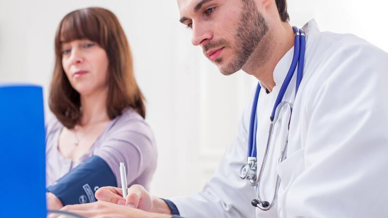 10 Tipps, wie das Fasten zu Hause gelingt Eine Fastentherapie kann unter ärztlicher Betreuung stattfinden - es geht aber auch zu Hause.