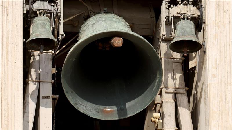 Eine Fehlfunktion sorgte laut dem Dekanat dafür, dass nachts an der Kirche die Glocken läuteten. (Symbolbild)