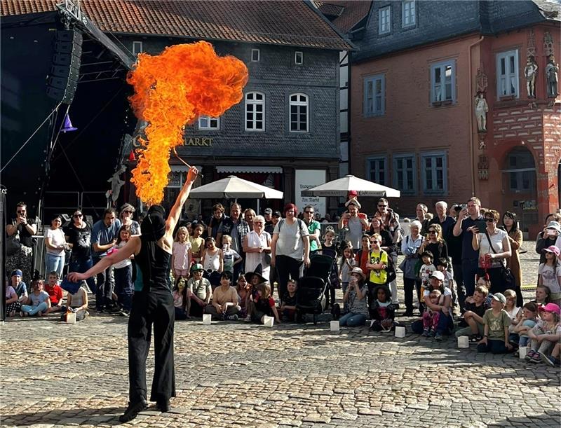 Walpurgis in Goslar: Die verschleierte Hexe trägt Schwarz Eine Feuerschluckerin. Fotos: Epping, Sowa
