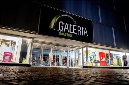Eine Filiale von Galeria Karstadt Kaufhof in der Oldenburger Innenstadt - nach der Schließung von rund 40 Warenhausfilialen der insolventen Kaufhauskette sind aufwendige Umbauten oder gar ein Abriss oft unvermeidlich.