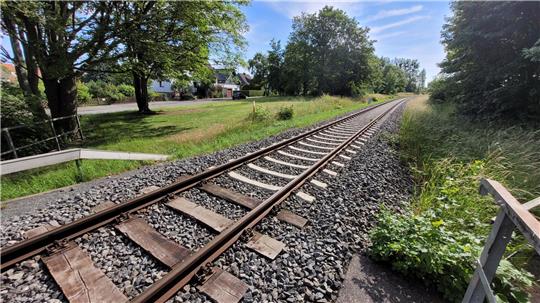 Eine Fläche an der Bruchstraße im Südosten Harlingerodes, gleich neben der Bahnbrücke, wäre einer der beiden potenziellen Standorte für einen Haltepunkt.