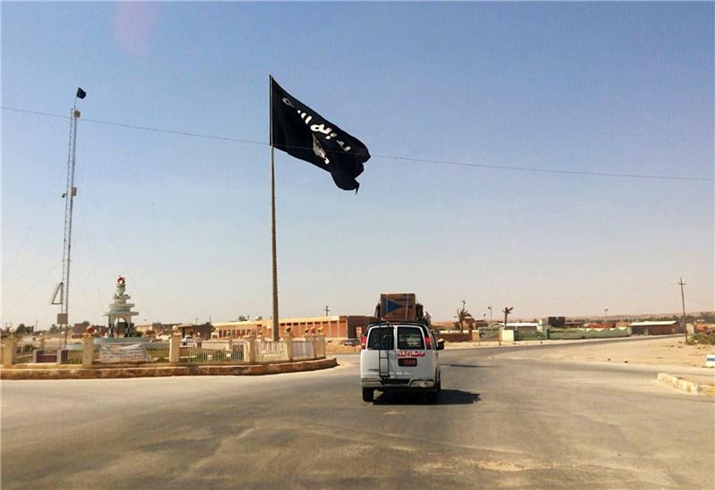 Eine Flagge des IS weht 2014 im irakischen Rawa. Obwohl die Terror-Organisation in Syrien und im Irak als weitestgehend besiegt gelte, sei die Gesamtorganisation noch lange nicht zerschlagen, sagt der Präsident des Bundesamtes für Verfassungsschutz.