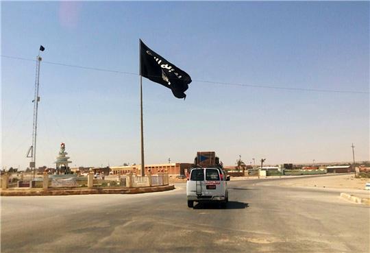 Eine Flagge des IS weht 2014 im irakischen Rawa. Obwohl die Terror-Organisation in Syrien und im Irak als weitestgehend besiegt gelte, sei die Gesamtorganisation noch lange nicht zerschlagen, sagt der Präsident des Bundesamtes für Verfassungsschutz.