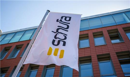 Eine Flagge mit dem Firmenlogo flattert vor dem Geschäftssitz in Wiesbaden.