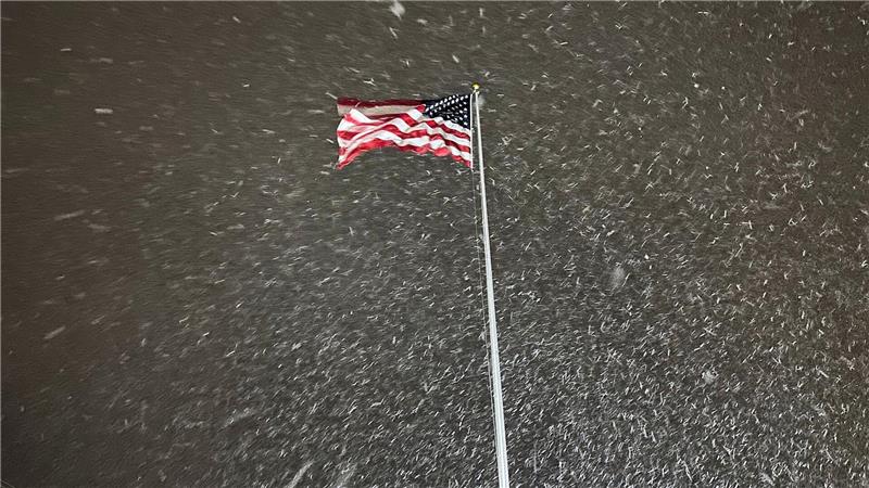 Eine Flagge weht im Wind, während in Lowville in den USA Schnee fällt.