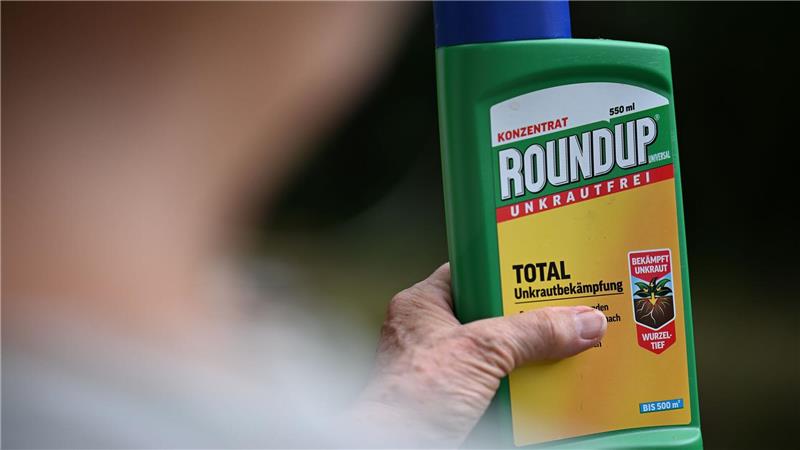 Eine Flasche des Unkrautvernichters Roundup mit dem Wirkstoff Glyphosat. (Archivbild)