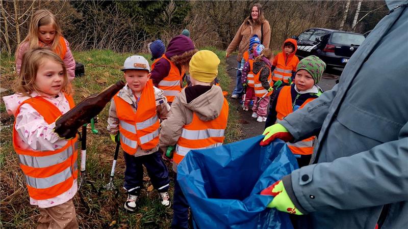 Eine Flasche gehört nicht in die Natur, das wissen die Kindergartenkinder in Altenau und entsorgen sie.