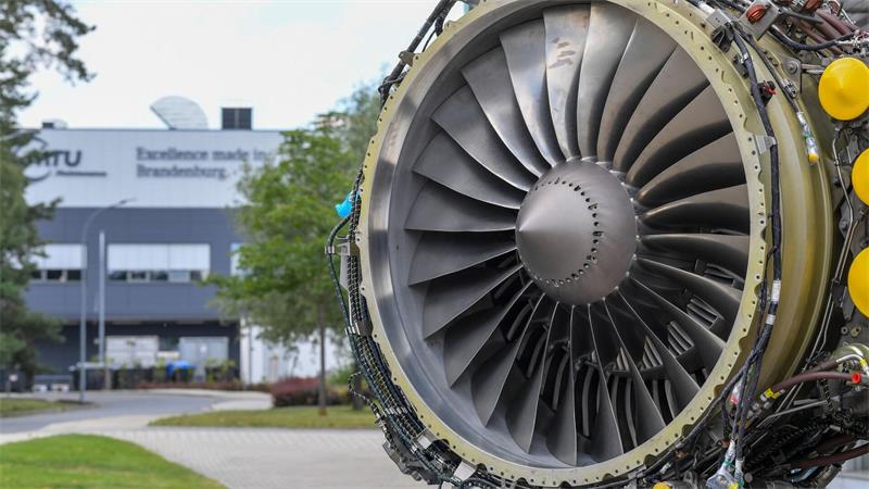 Eine Flugzeugturbine auf dem Gelände eines MTU-Wartungsstandorts in Ludwigsfelde (Brandenburg). Die Wartung ist eine Haupteinnahmequelle des Dax-Konzerns. (Archiv)