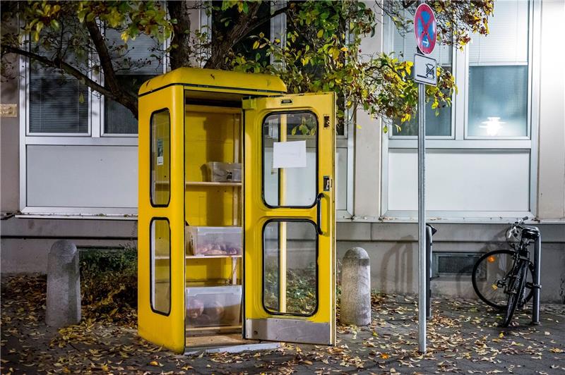 „Foodsharing”: Essen aus Telefonzelle Eine «Foodsharing»-Station in einer gelben Telefonzelle ist mit Brötchen und Borten befüllt.