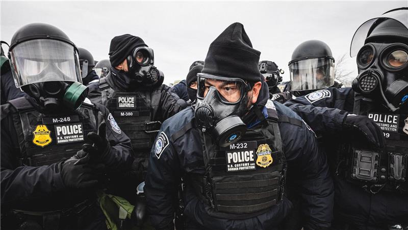 Eine Formation bildet sich, um Demonstranten zurückzudrängen.