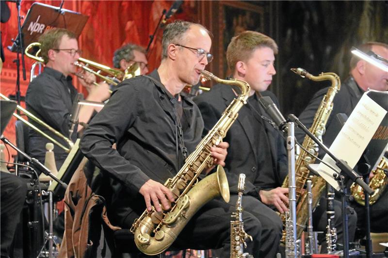 Eine Formation voller Teamplayer und Solisten: Die NDR-Bigband in der Goslarer Kaiserpfalz.  Fotos: Hartmann/Gleisbergs