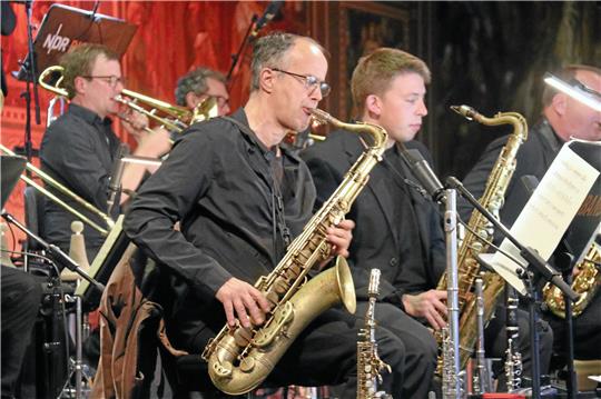 Eine Formation voller Teamplayer und Solisten: Die NDR-Bigband in der Goslarer Kaiserpfalz.  Fotos: Hartmann/Gleisbergs
