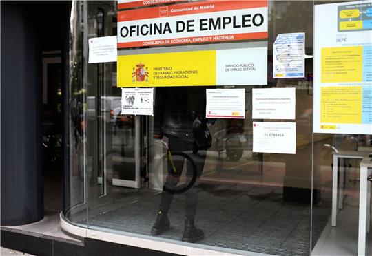 Eine Frau auf Arbeitssuche in einem Vermittlungszentrum in Madrid.