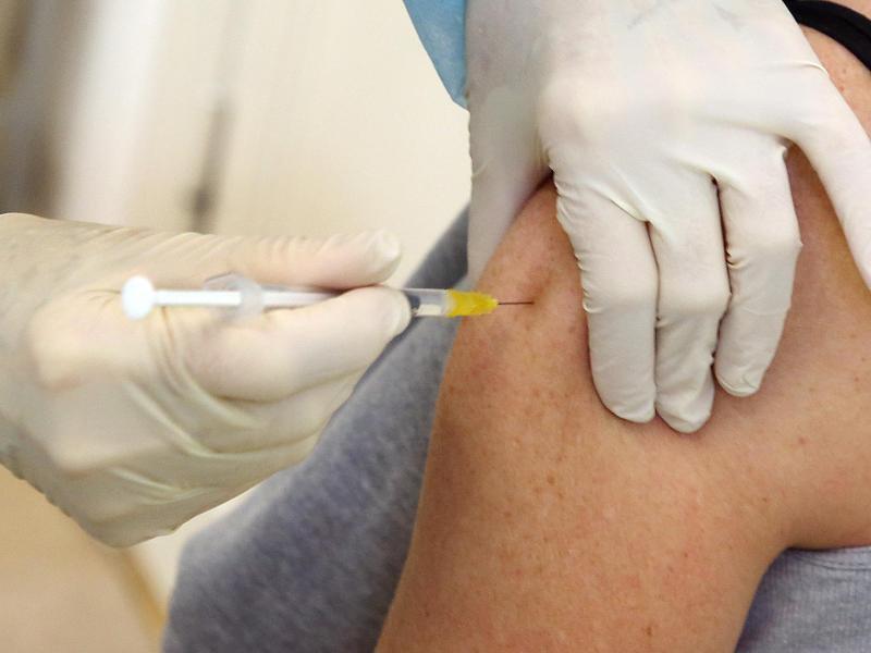 Eine Frau bekommt eine Impfung mit dem Comirnaty-Impfstoff des Herstellers Biontech/Pfizer verabreicht. Foto: Wolfgang Kumm/dpa