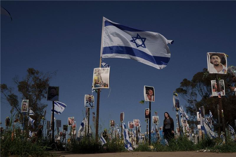 Israels Armee: Dschihad-Mitglied gesteht Vergewaltigung Eine Frau besichtigt den Ort, an dem am 7. Oktober 2023 auf dem Nova-Musikfestival Hunderte getötet und viele weitere entführt wurden.