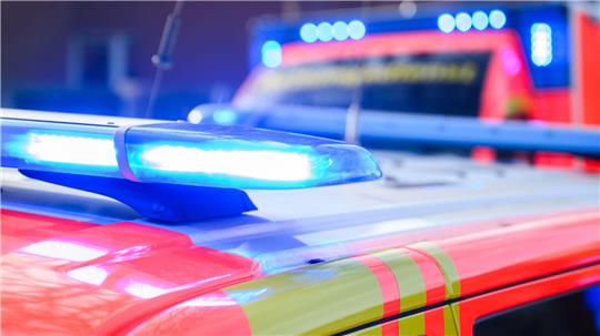 Eine Frau erlitt bei einem Unfall am Freitagabend schwere Verletzungen. (Symbolbild)
