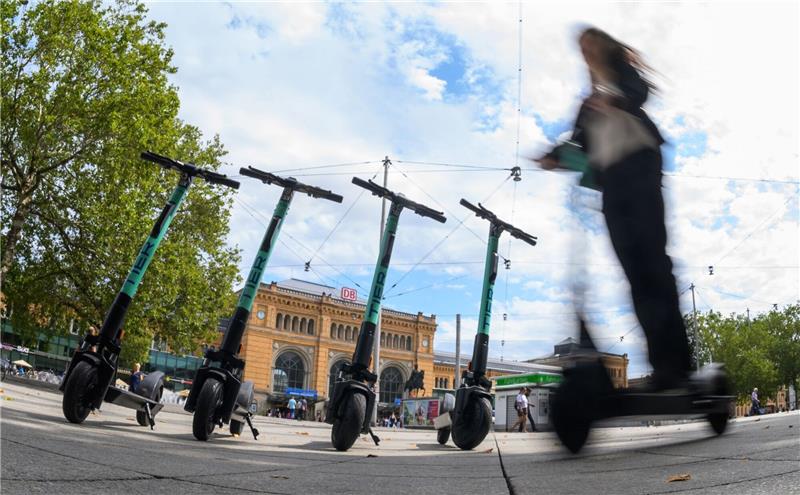 Konkurrenzkampf der E-Scooter-Verleiher hält fast überall an Eine Frau fährt auf einem E-Tretroller des Anbieters «Tier» auf einem Platz.