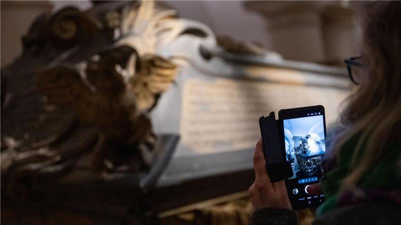 Eine Frau fotografiert am Tag der Offenen Tür anlässlich der Wiedereröffnung der Hohenzollerngruft im Berliner Dom einen Sarg.