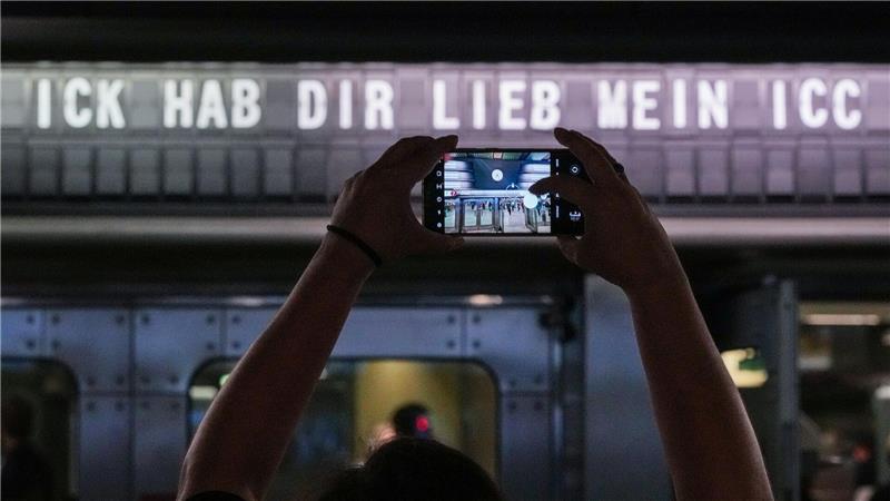 Bilder des Tages Eine Frau fotografiert während der Veranstaltung „49h ICC“ am Eingang Neue Kantstrasse den Schriftzug „Ick hab Dir lieb mein ICC“.