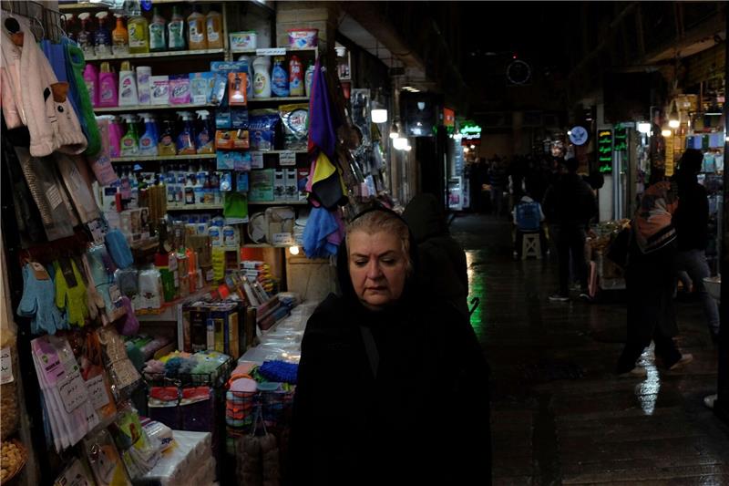 Weitere Proteste im Iran - Angespannte Lage in Teheran Eine Frau geht am Montag durch den Tajrish-Basar in Teheran.