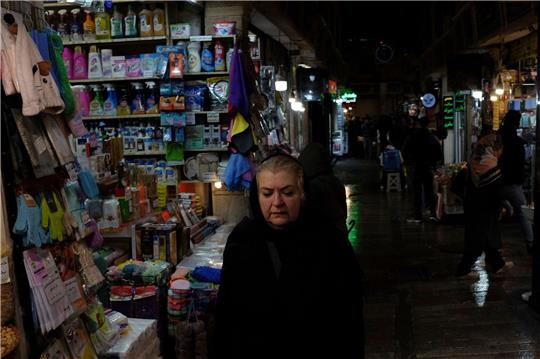 Eine Frau geht am Montag durch den Tajrish-Basar in Teheran.