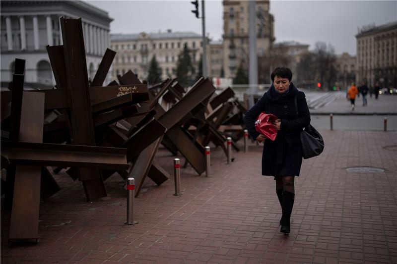 Krieg gegen die Ukraine: So ist die Lage Eine Frau geht in Kiew an Panzersperren vorbei.