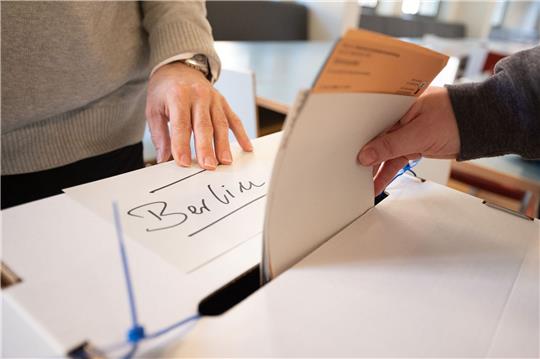 Eine Frau gibt am 26.09.2021 ihre Stimmen für die Wahl des Berliner Abgeordnetenhauses und den Volksentscheid ab. Das Landesparlament muss neu gewählt werden, weil die letzte Abstimmung ungültig war.