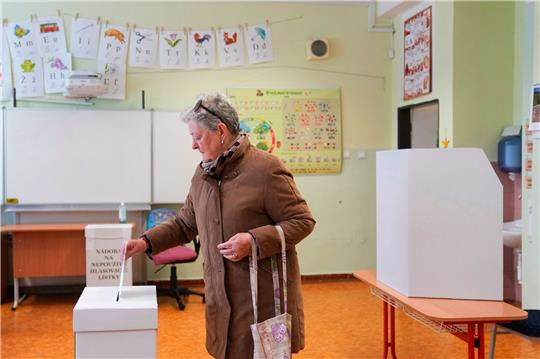 Eine Frau gibt ihre Stimme bei den Präsidentschaftswahlen in der Slowakei ab.